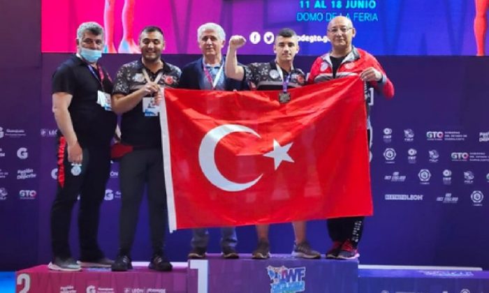 Milli Halterci Yaşar Karaca Gümüş Madalya Kazandı