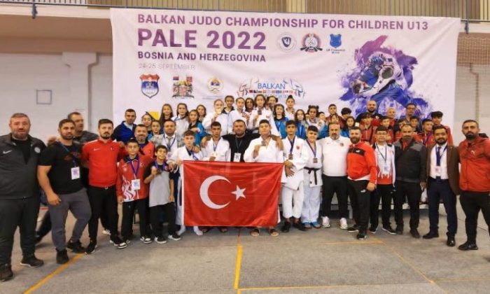 Minikler, Balkan Şampiyonasını Zirvede Tamamladı