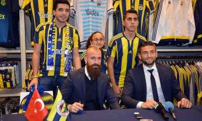 Fenerbahçeli futbolcular  yeni sezon formalarını imzaladı