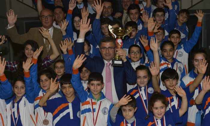 Başkan Türkmen, genç sporcuları ödüllendirdi