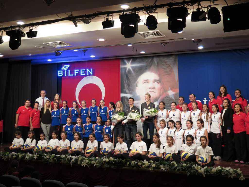 Voleybolun şampiyonları öğrencilerle buluştu