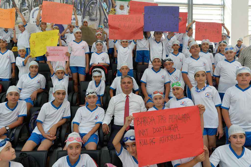 Geleceğini yüzücüleri sertifikalarını aldı