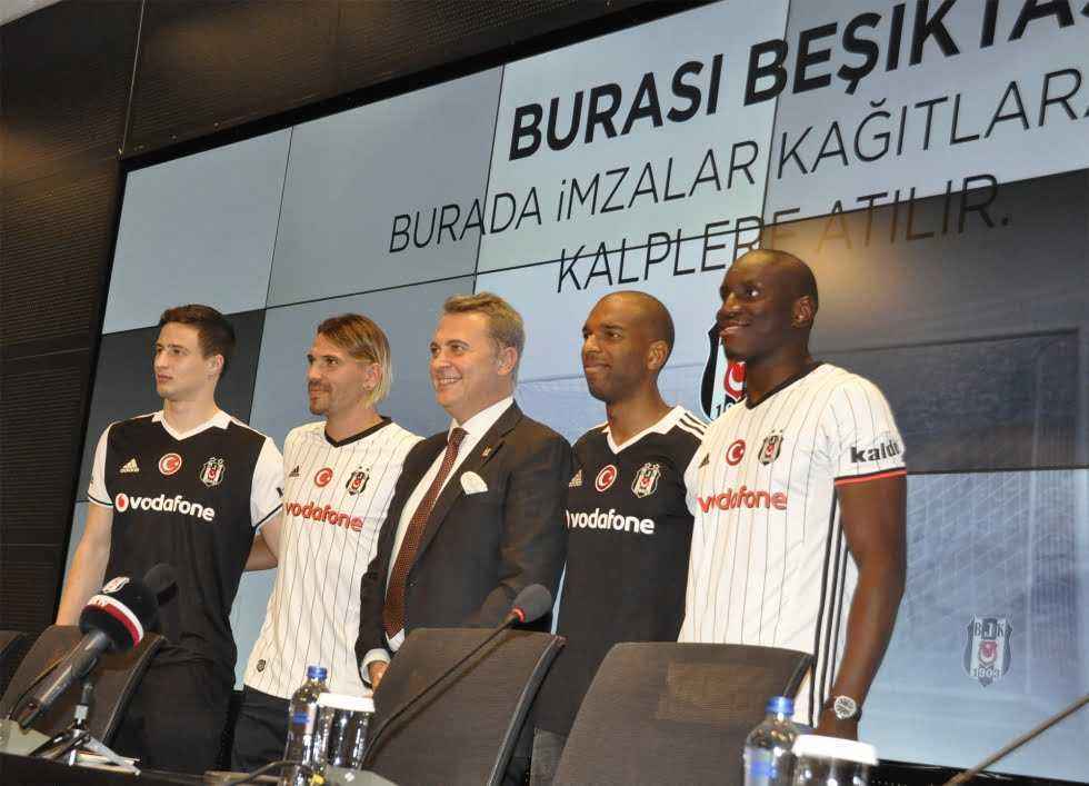 Beşiktaş’ta toplu imza töreni