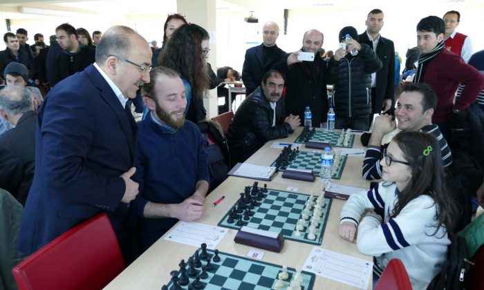 Başkan Gümrükçüoğlu turnuvaları başlattı