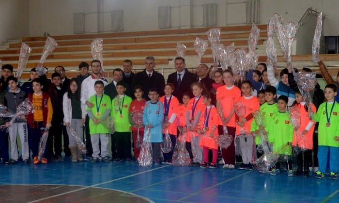 Badminton malzemesi dağıtım töreni yapıldı