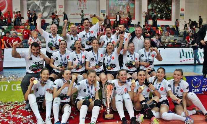 Bursaspor, şampiyon voleybolcuları kutladı