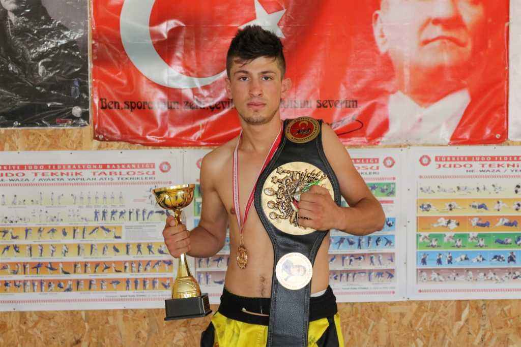 Fabrika işçiliğinden altın kemere uzandı   