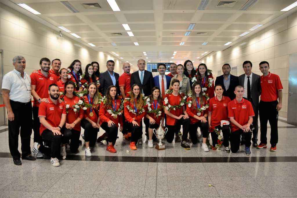 Şampiyon voleybolcular yurda döndü    