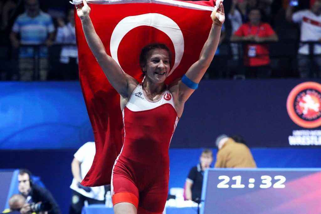 Yasemin zirvede kalmak istiyor