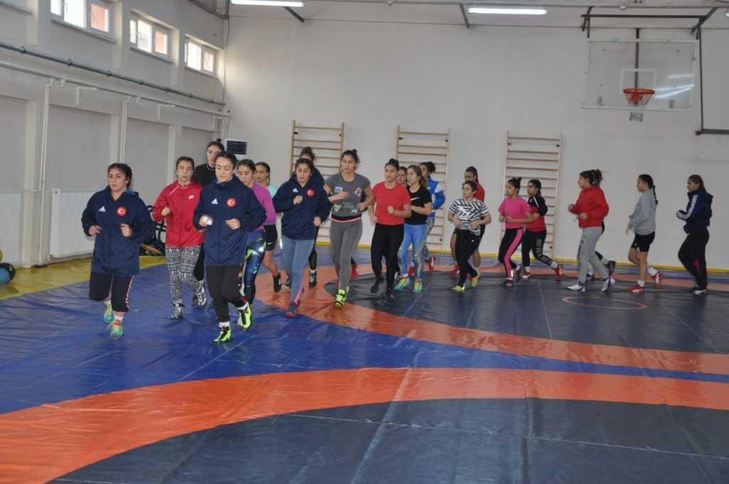 Kadın güreşçilerimiz zirve peşinde