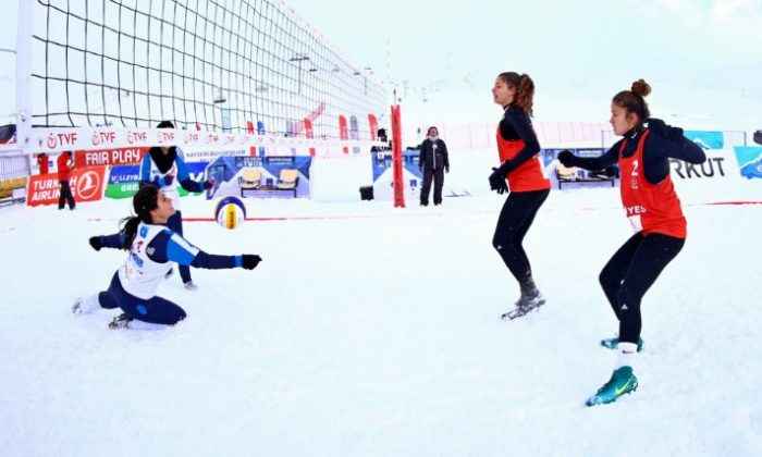 Erciyes’de kar voleybolu heyecanı yaşandı