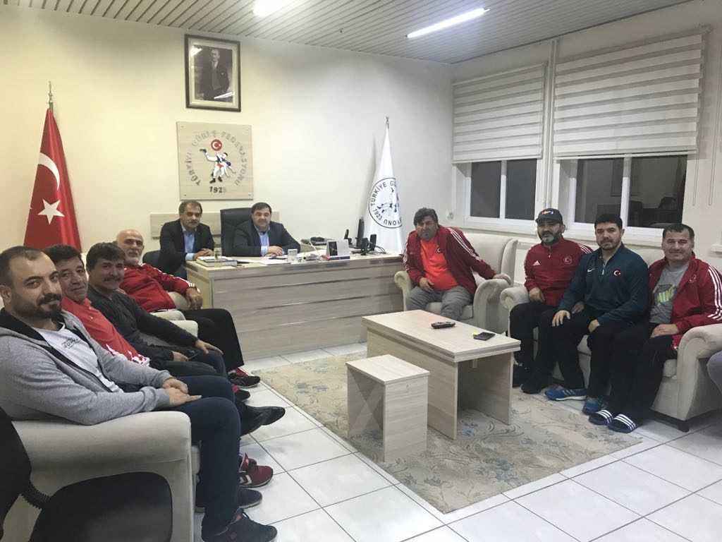 Milli güreşçilere moral ziyareti