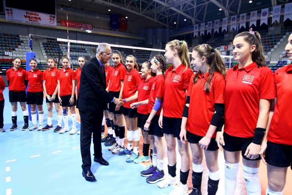 Üstündağ, U16 Bayan Voleybol Milli Takımını ziyaret etti   