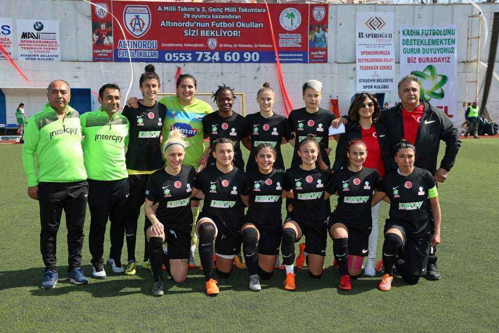 Şampiyon Ataşehir Belediyespor kupasına kavuştu         