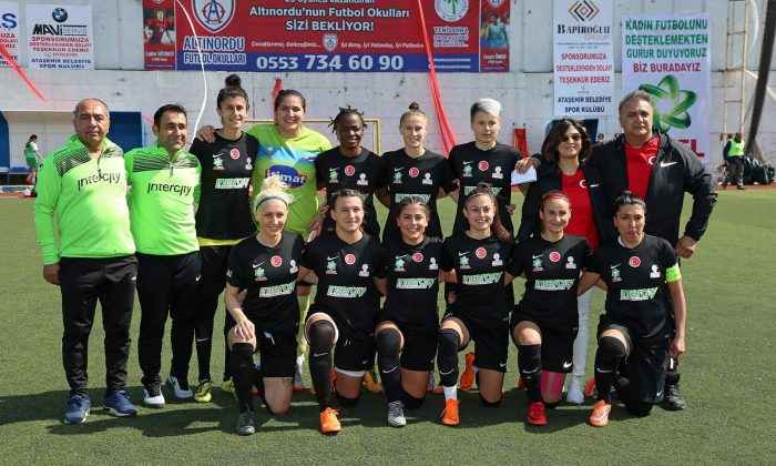 Şampiyon Ataşehir Belediyespor kupasına kavuştu         
