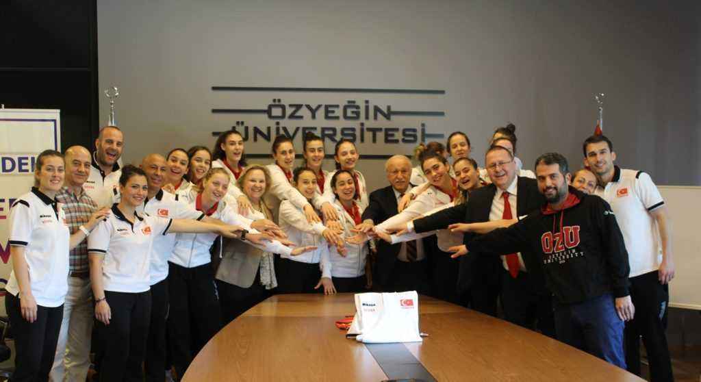 U17 Bayan Milli Takımımız, Hüsnü Özyeğin’i ziyaret etti   