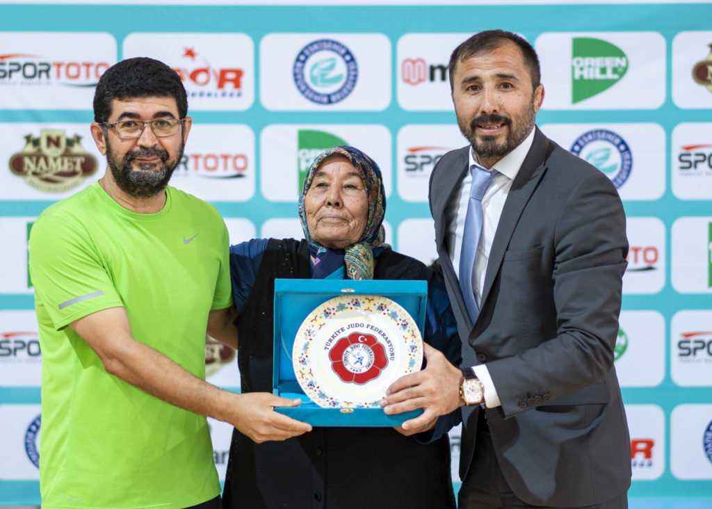 Judocu Nine’ye ‘Plaket’