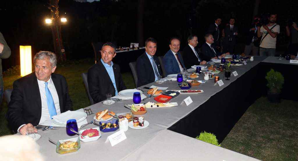 Futbol camiası iftarda bir araya geldi   