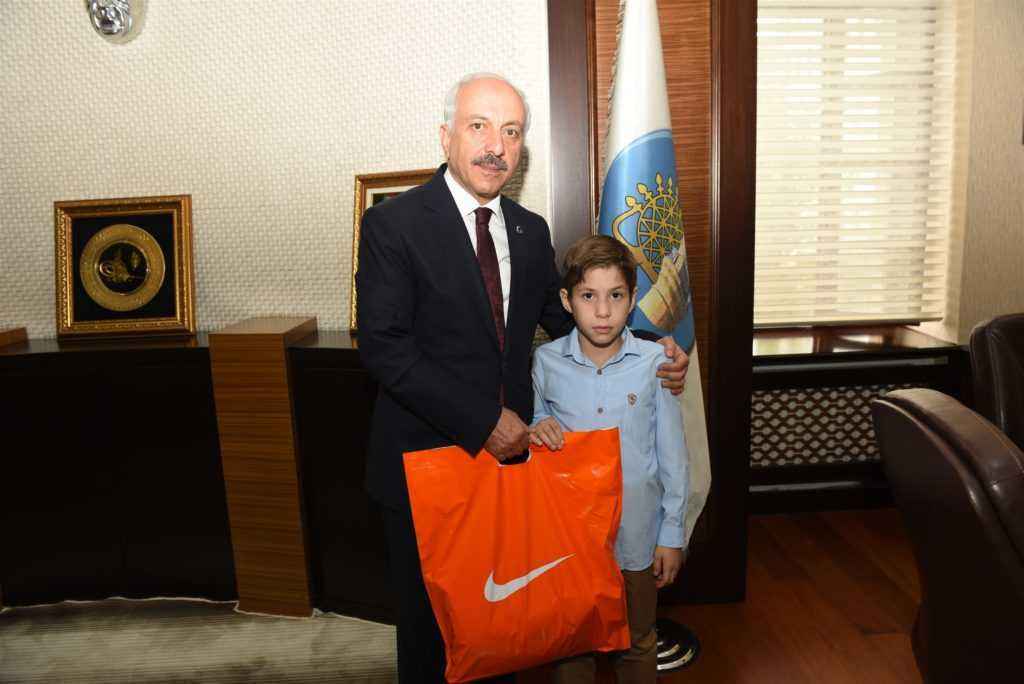 Başkan Gül, Minik Melih’i makamında kabul etti