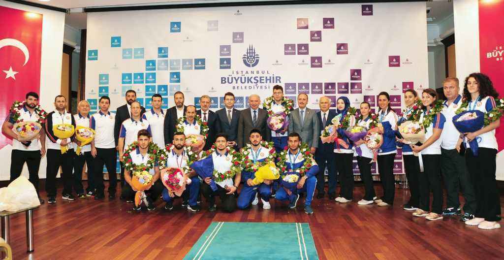 Başkan Uysal Şampiyon sporcuları ödüllendirdi