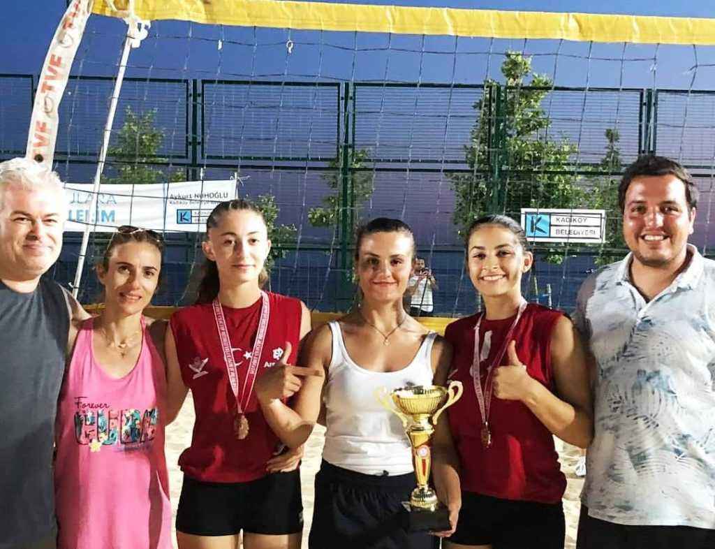 Küçükçekmece voleybol kulübü İstanbul şampiyonu oldu   