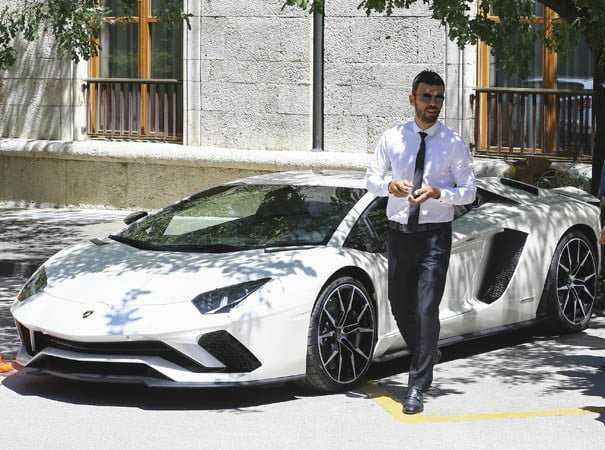 Kenan Sofuoğlu Meclis’e Lamborghini ile geldi   