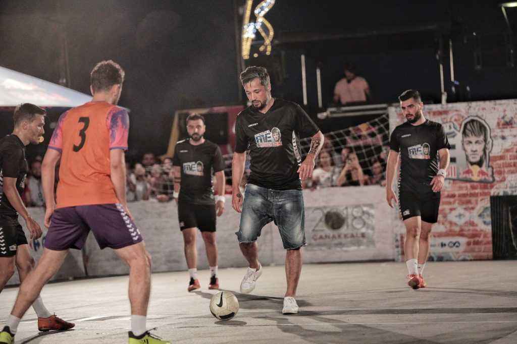 İlhan Mansız: “Sokakta oynanan futbolun yeri bambaşka”