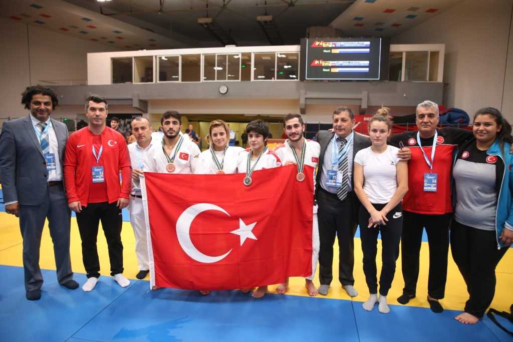 Gençler, Avrupa’ya madalyalı başladı