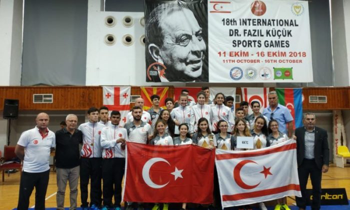 Badmintoncular Yavru Vatan’da şampiyon oldular
