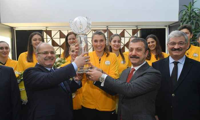 VakıfBank’ın şampiyonluk kupası yönetim kuruluna takdim edildi