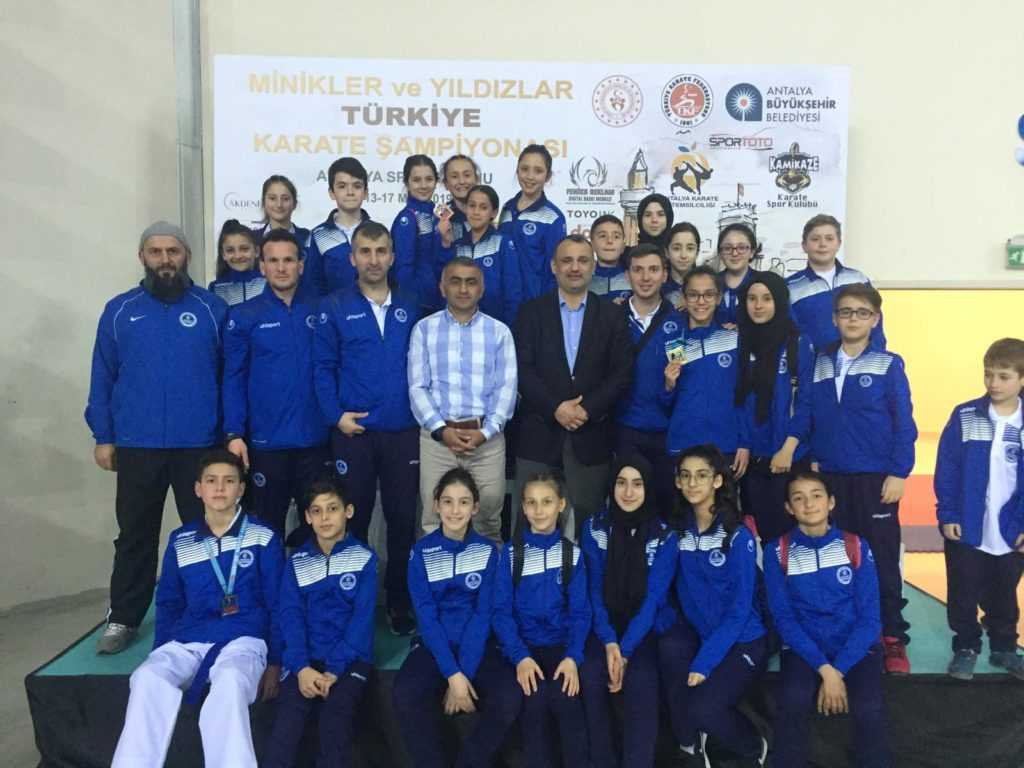 Kağıtsporlu minikler madalyaları süpürdü   