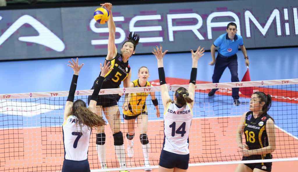 Vakıfbank deplasmanda Fener’i 4 sette geçti!