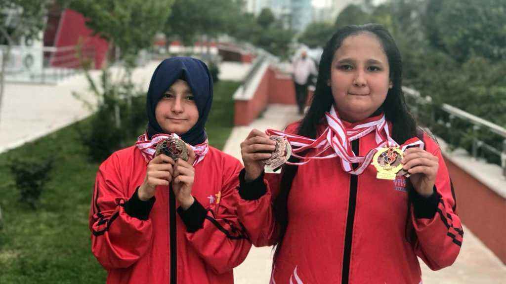 Emine ve Aside kardeşler engel tanımıyor