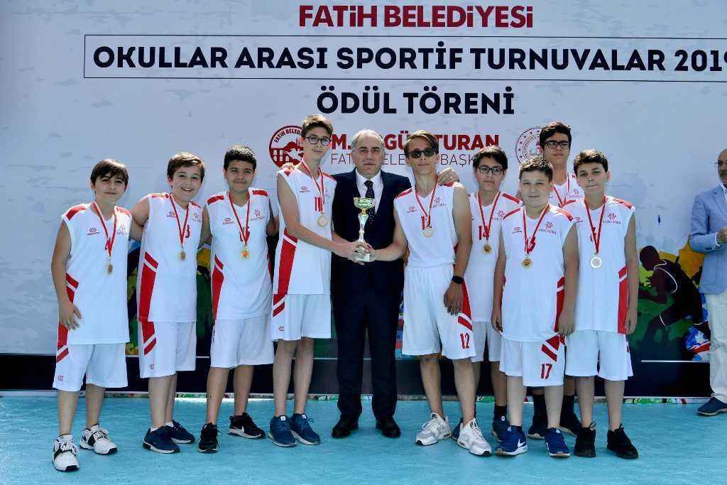 Fatihli sporcu gençlere kupa ve madalyaları verildi    