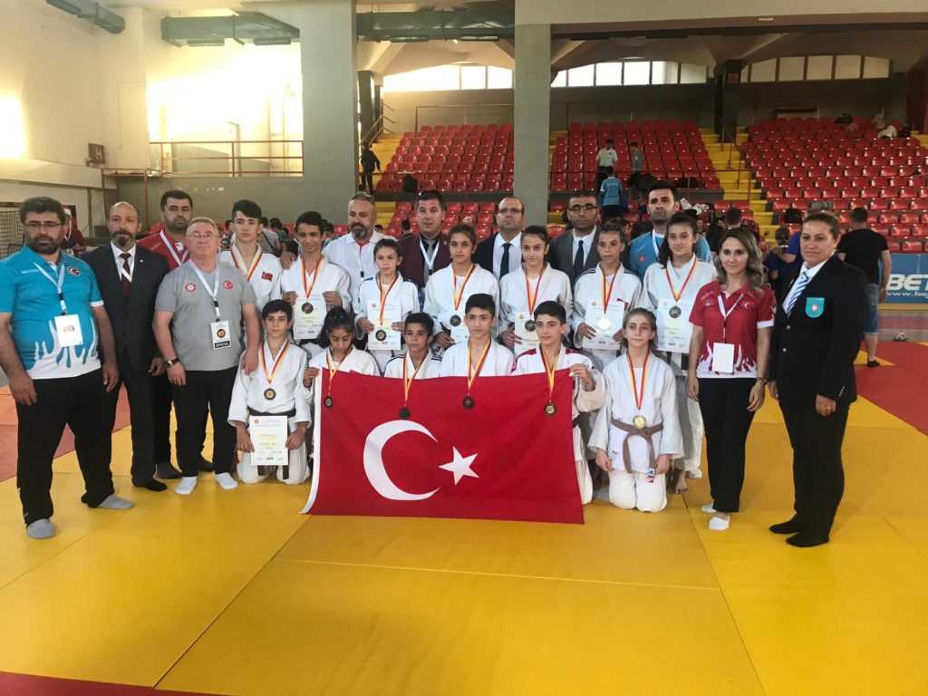 Balkanlarda Yıldızlardan ilk gün 12 madalya