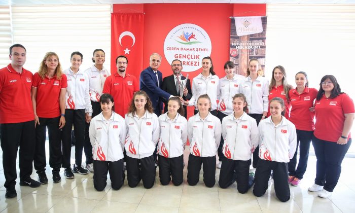 Bakan Kasapoğlu, şampiyon voleybolcuları kabul etti   