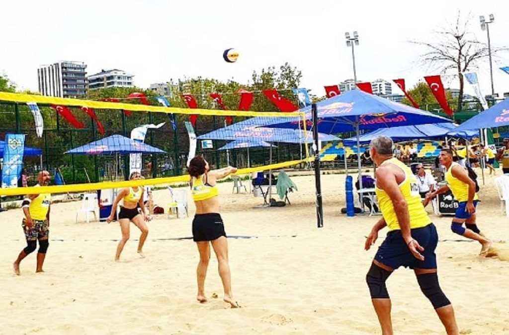 Kadıköy’de plaj voleybolu heyecanı sürüyor