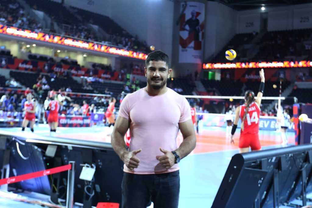 Taha Akgül’den millilerimize destek   
