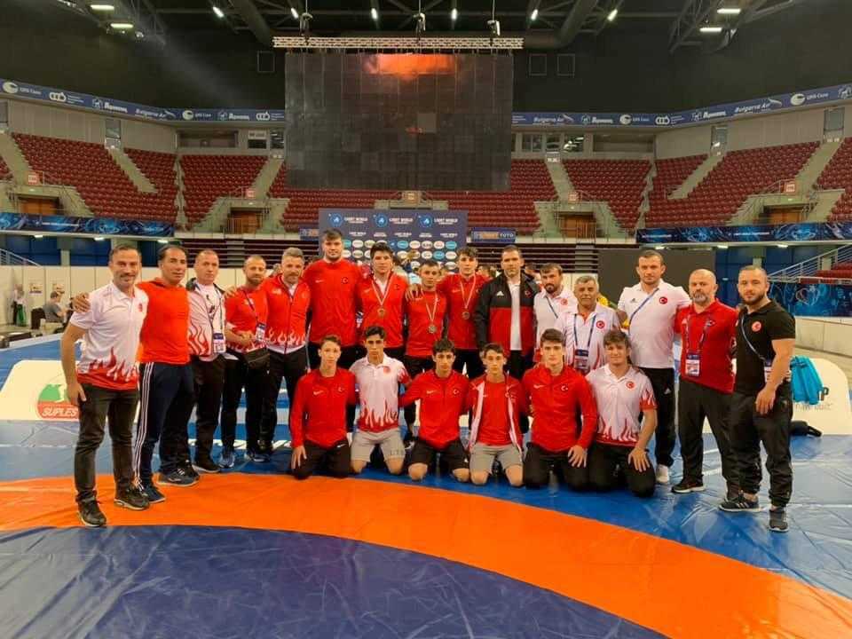 Yıldız güreşçilerden 1 gümüş 2 bronz   