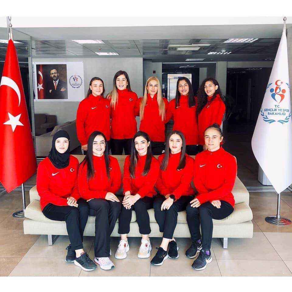 Kadın güreşçilerimiz mindere çıkıyor   