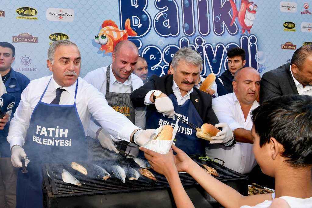Fatih’te vatandaşlara binlerce balık ekmek ikramı