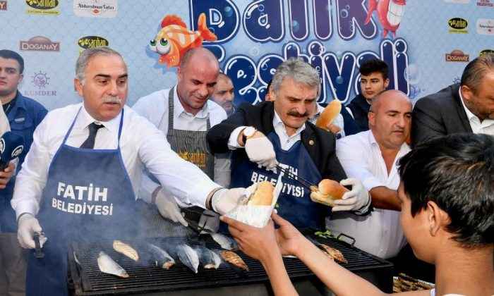 Fatih’te vatandaşlara binlerce balık ekmek ikramı