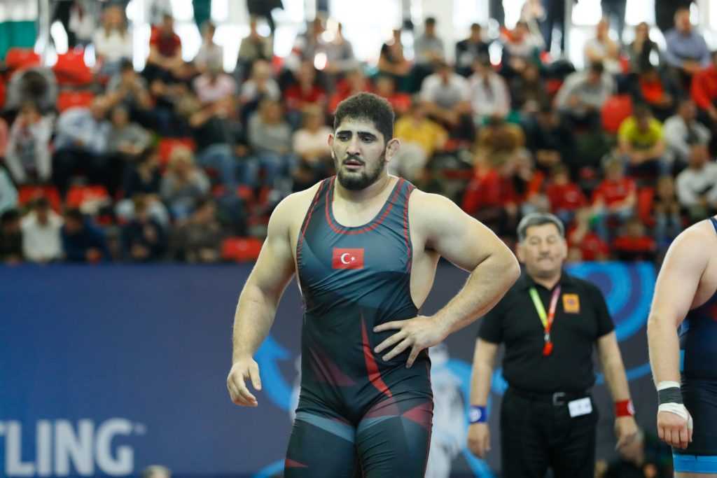 3 Güreşçimiz yarı finalde