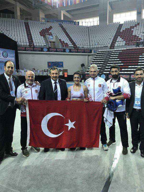 Kick Boksçu Emine Arslan, dünya şampiyonu oldu   