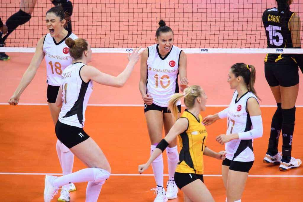 VakıfBank, galibiyetle başladı   
