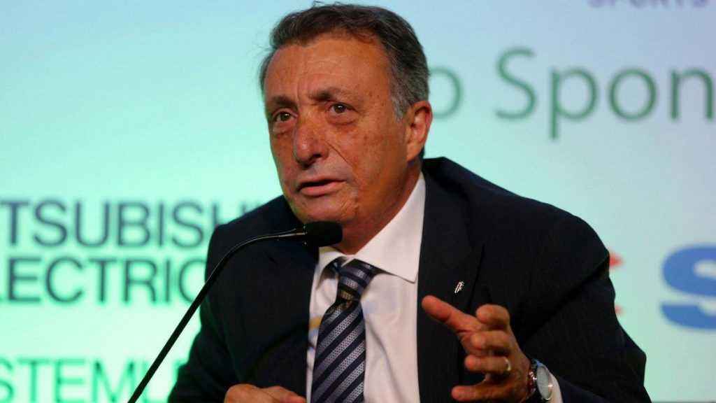 Ahmet Nur Çebi’nin dirseği kırıldı   