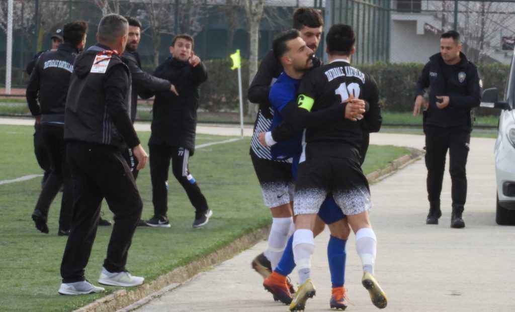 Seyircisiz maçta seyirci sahaya indi!