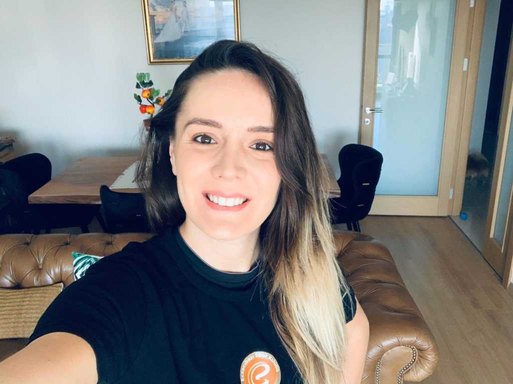 Gamze Kılıç evde idman yapıyor