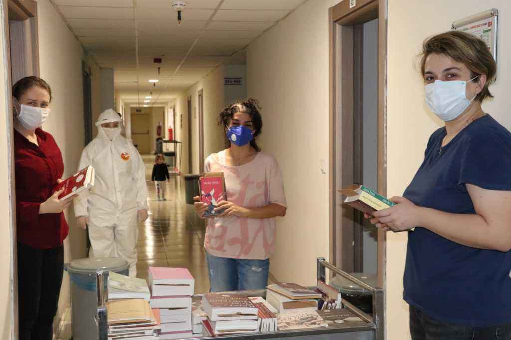 Bakan Kasapoğlu’ndan karantinadaki vatandaşlara kitap sürprizi   