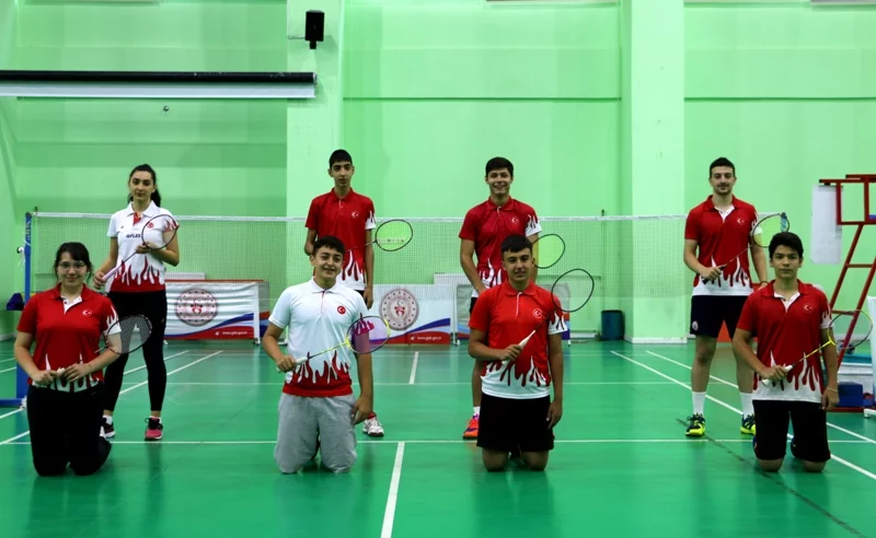 Badmintoncular, Antrenmanlarını Sürdürüyor   